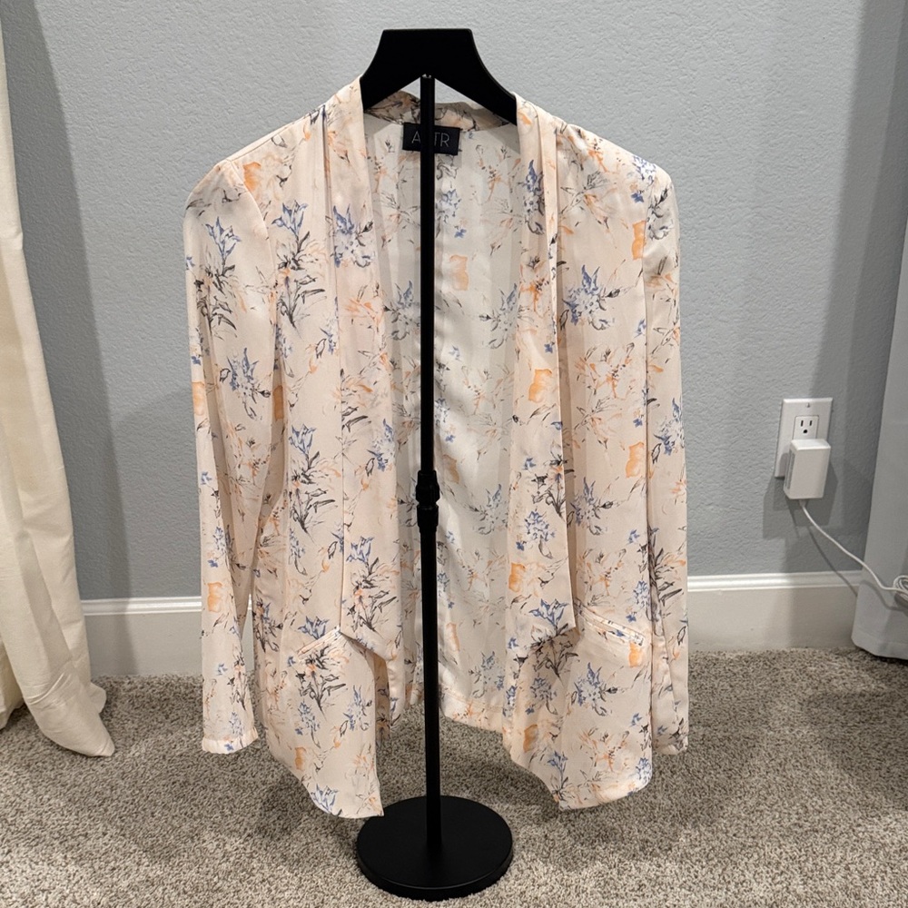 ASTR light weight floral blazer in size small